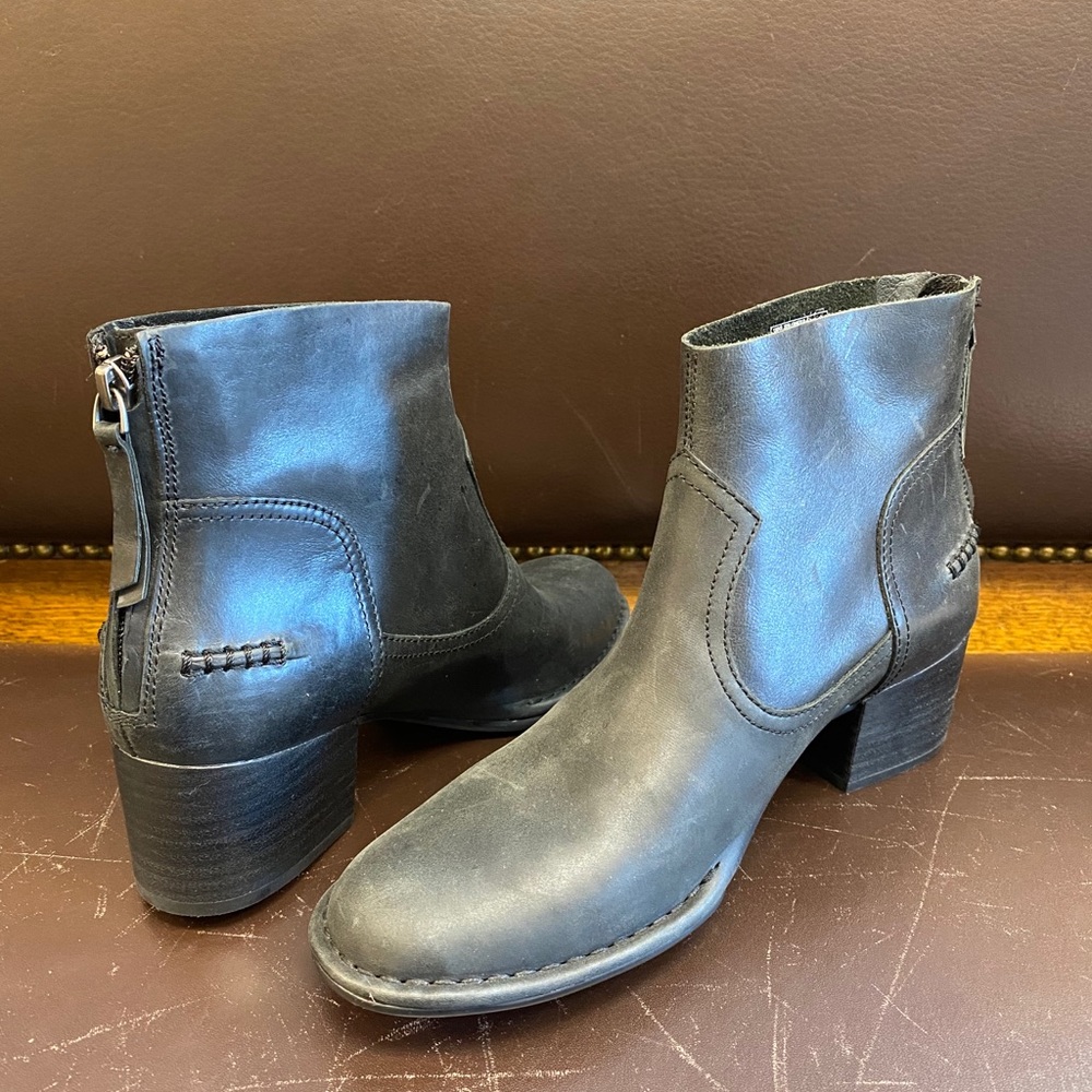 UGG brandera leather back zip bootie